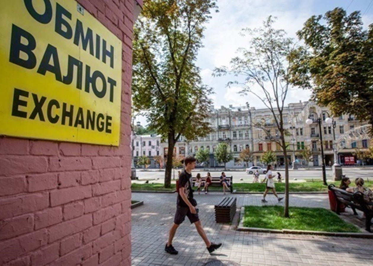 Курси долара і євро стабільні на початку тижня