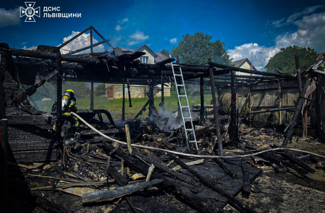 На Дрогобиччині вогонь знищив дерев’яний гараж, автомобіль та скутер