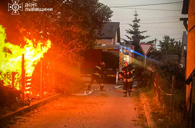 У Львові згоріла господарська будівля: власниця отримала опіки