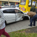 У Львові автомобіль влетів в людей, є постраждалі