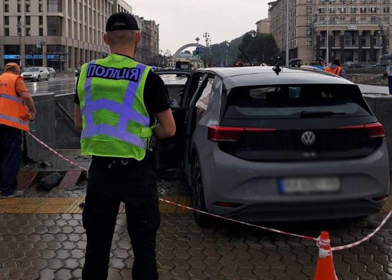 У Києві електромобіль влетів у підземний перехід на Майдані