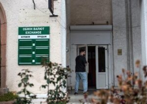 Долар і євро пішли униз після двох днів зростання