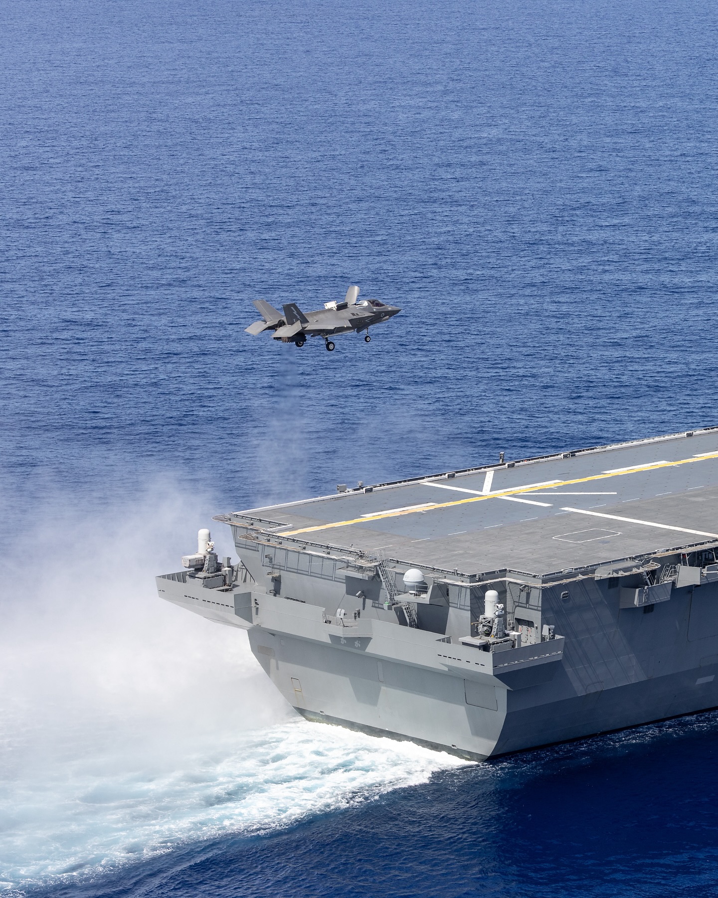 Британський F-35B вперше в історії здійснив посадку на японський авіаносець JS Kaga