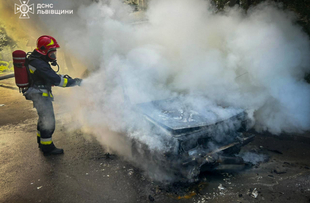 У Львові на вулиці Мазепи горів автомобіль
