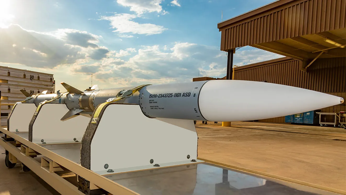 Raytheon виготовить ракети AIM-120 для України