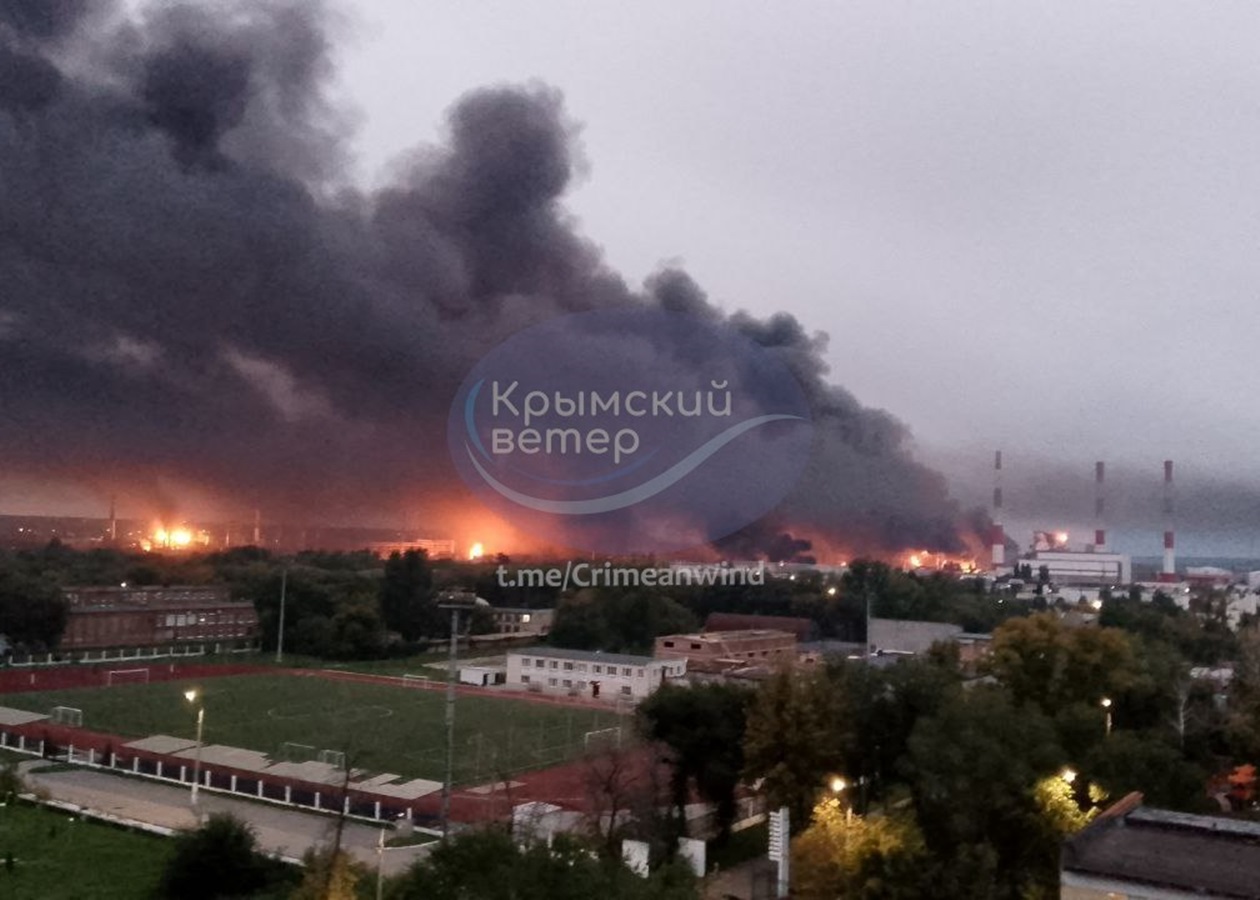 СюжетБензин в РФ буде дефіцитом. Масштабні удари по НПЗ