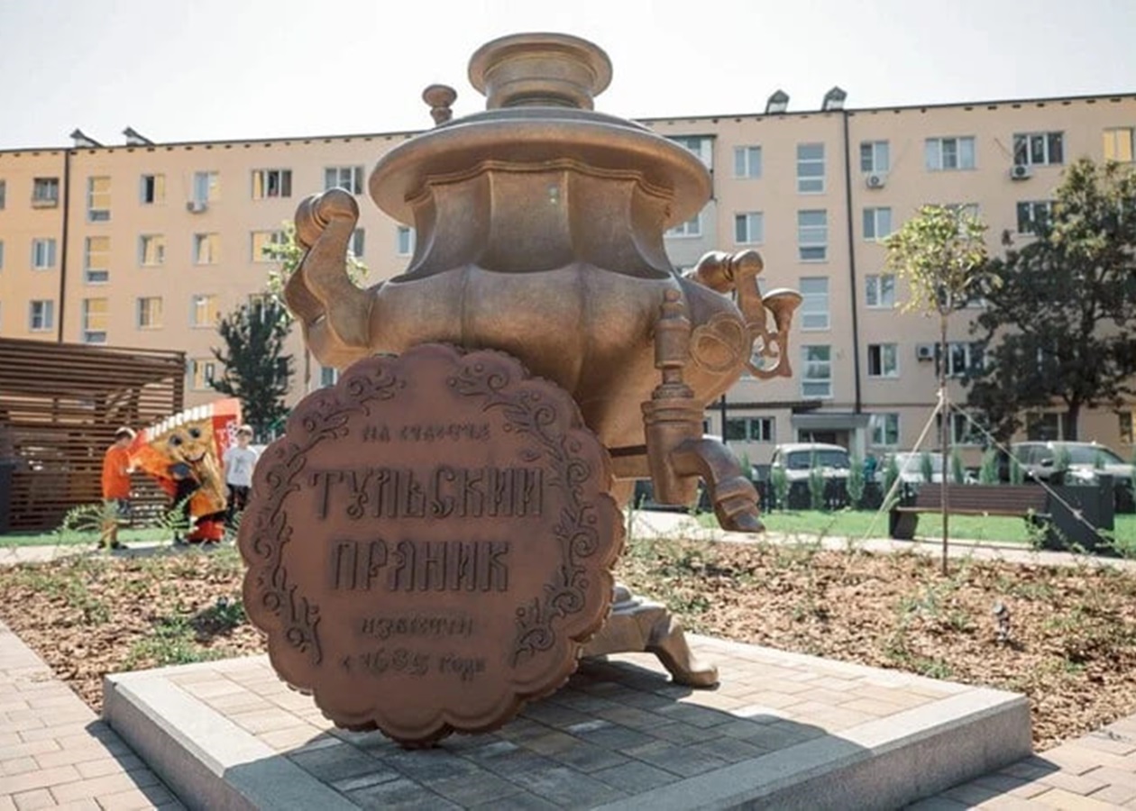 У Маріуполі РФ організувала Тульський проспект із самоваром