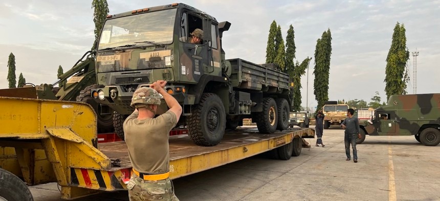 Армія США хоче використовувати ШІ та «розумні окуляри» для допомоги у ремонті автотехніки