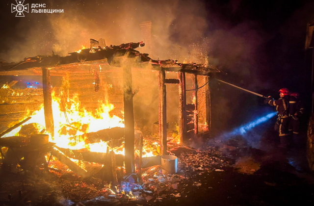 Пожежа на Львівщині: вогнеборці врятували три будівлі та автомобіль